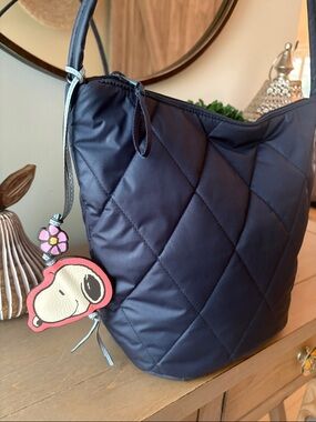 🌸VERA BRADLEY SLOUCHY SHOULDER BAG WITH SNOOPY CHARM🌸